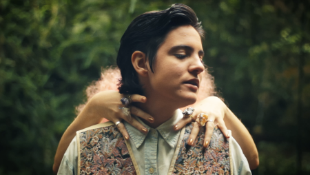 Gali Galó mistura suas raízes caipiras com o indie da música independente. Depois de estrear o Breganejo Queer com quase 60 mil views no clipe 