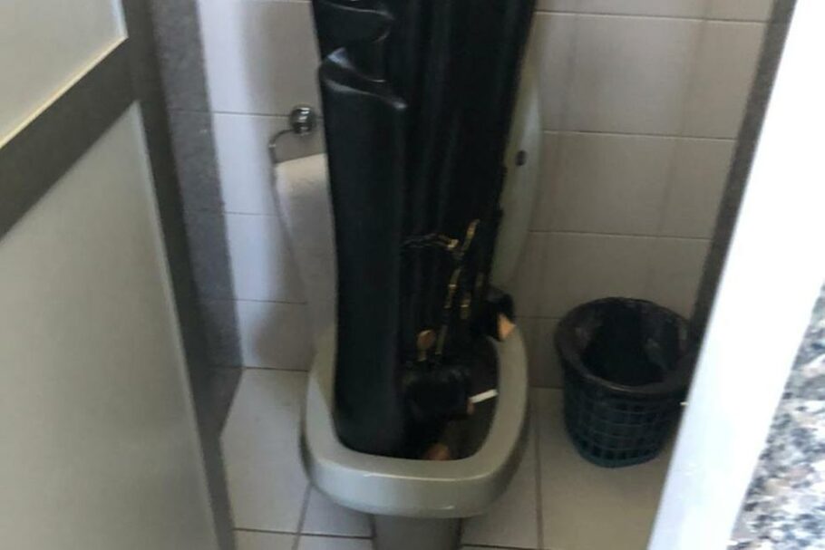  A imagem de São Geraldo foi colocada de cabeça para baixo no vaso sanitário