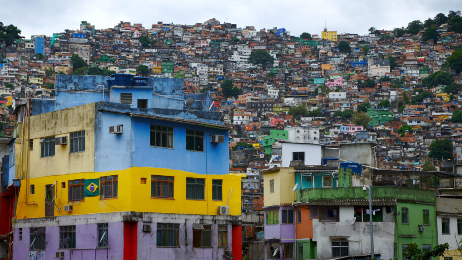 A Rocinha é uma das maiores do Rio de Janeiro, com uma população em torno de 200 mil pessoas