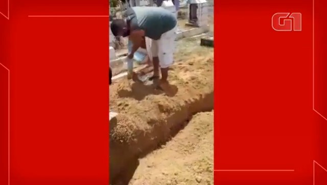 Com falta de coveiros, família tem que enterrar idoso morto com suspeita de coronavírus em cemitério de Manaus