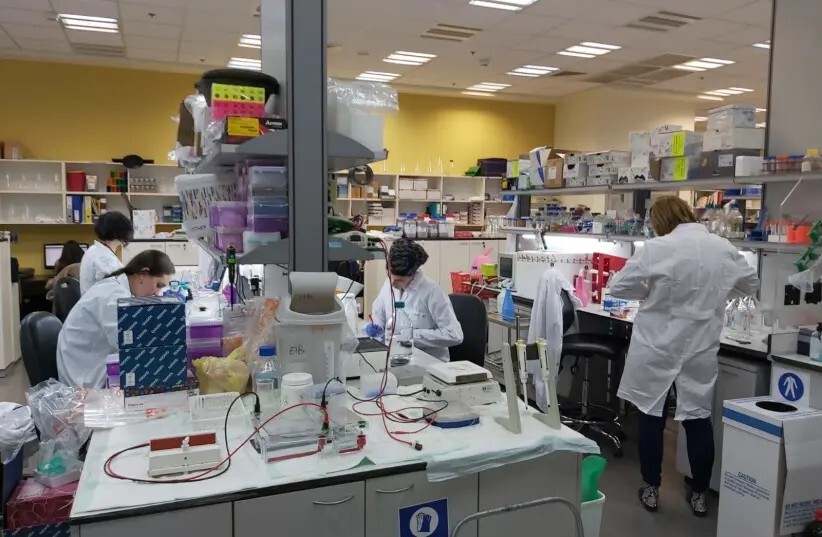  A equipe do grupo de biotecnologia da MIGAL trabalha na vacina contra o coronavírus