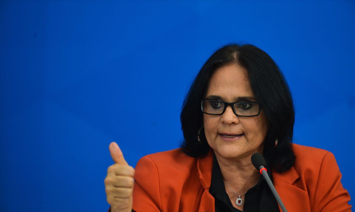 Ministra Damares Alves abre Disque 100 para antivacinas relatarem ‘discriminação’