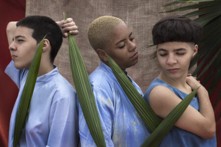 Obinrin Trio (@obinrintrio) | Obinrin Trio transita entre referências profundas da cultura popular - ritmos tradicionais brasileiros, como: maracatu, coco, baião, jongos e caboclinhos - e o resgate dessa mesma vertente, sempre fluindo esse traço em conjunto com a contemporaneidade. A banda traz essa marca: revisitação de ritmos sagrados e ancestrais poeticamente permeados de questões emergentes e atuais.