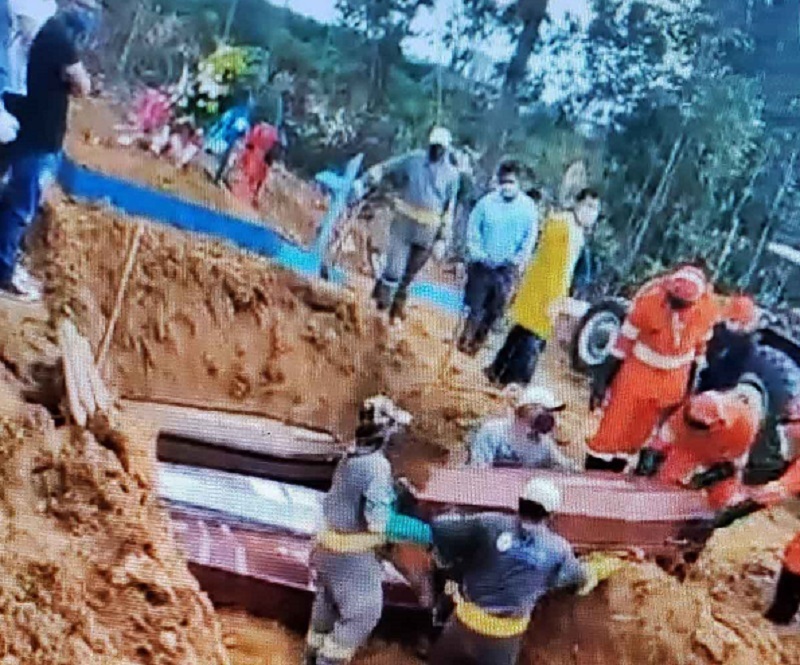 Corpos de vítimas do coronavírus são enterrados em vala comum no cemitério do Tarumã em Manaus