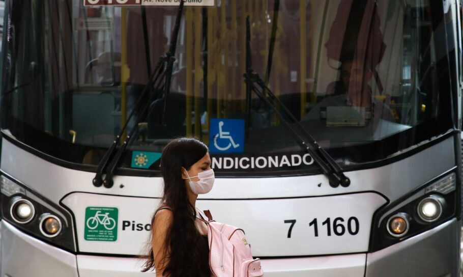 Passageira de ônibus no terminal Bandeira  adere ao uso de máscaras descartáveis por precaução contra o coronavírus – Rovena Rosa/Agência Brasil 