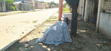 Mulher é abandonada na rua após ter sintomas típicos de coronavírus