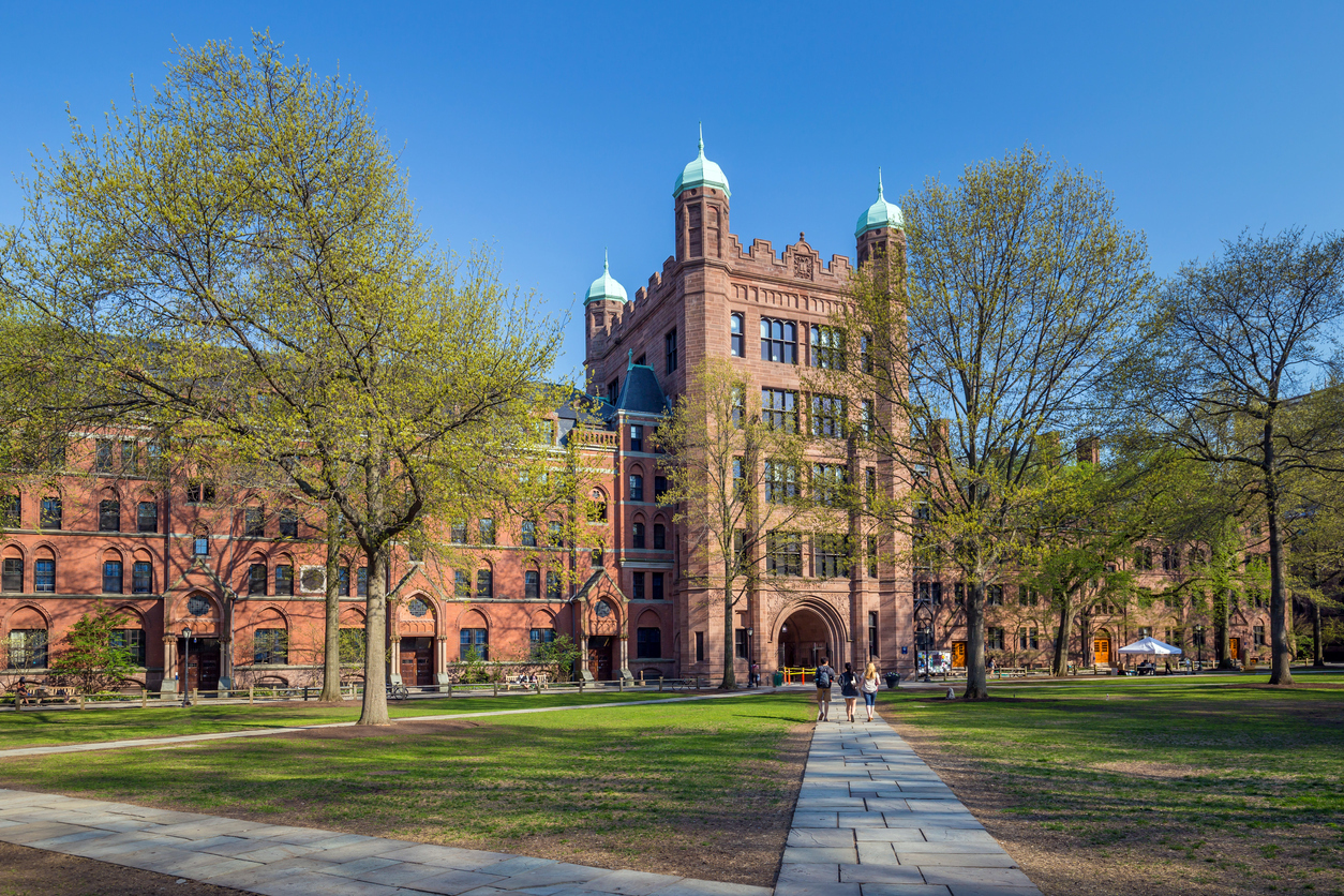 A Universidade Yale, que fica em New Haven, Connecticut (EUA), oferece cursos online de maneira gratuita