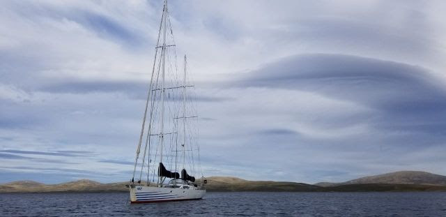 O veleiro Kat ancorado em uma parte remota das Ilhas Malvinas