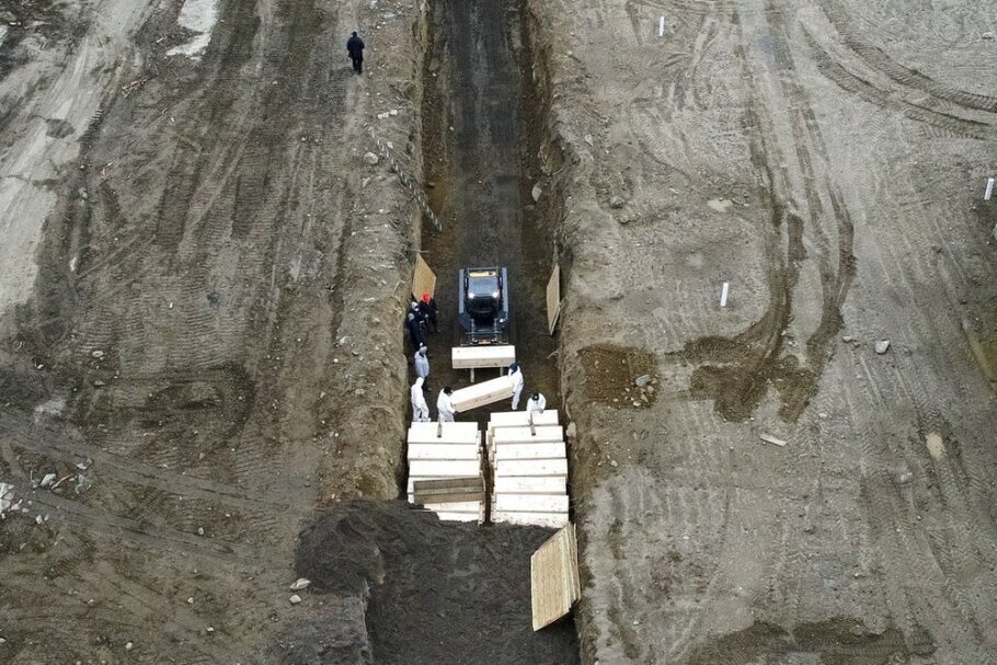 Vítimas de covid-19 são enterradas em vala comum em Nova York (EUA)