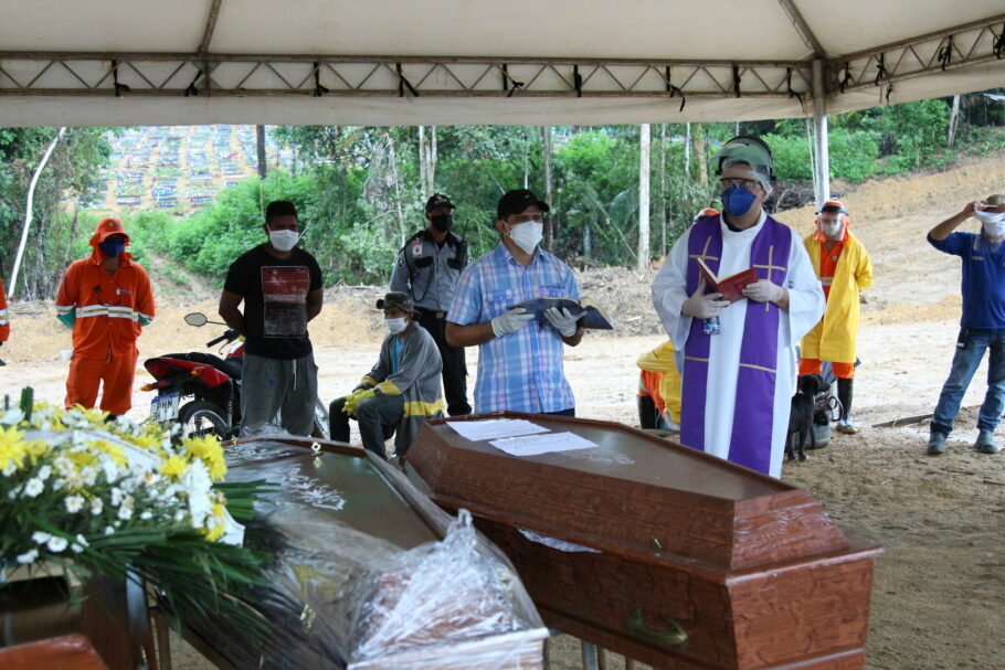 Líderes religiosos realizam extrema-unção no cemitério Nossa Senhora Aparecida, em Manaus (AM)