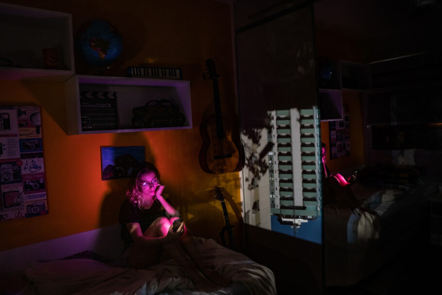 A estudante de cinema Beatriz Grieco em sua casa em Niterói (RJ)