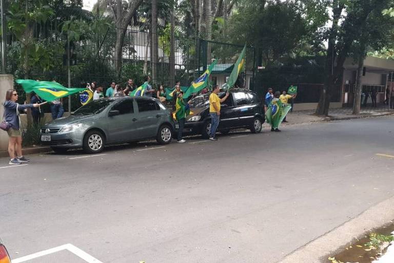 Protesto em frente à casa de ministro do STF Alexandre de Moraes