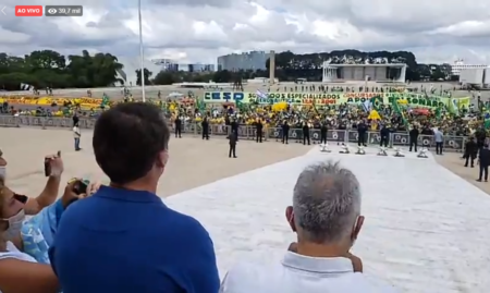Presidente Bolsonaro apoia protesto em Brasília em meio à pandemia do coronavírus