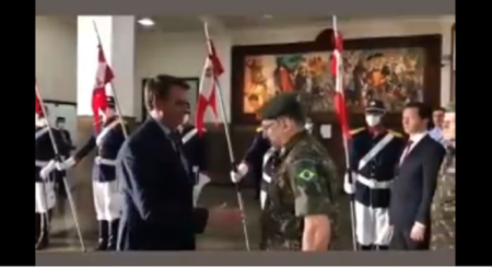 Militar se recusa a cumprimentar Bolsonaro com as mãos e vídeo viraliza