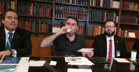Bolsonaro bebe leite em live, e daí?