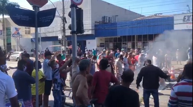 Grupo se revoltou ao encontrar agência da Caixa em Vila Velha fechada