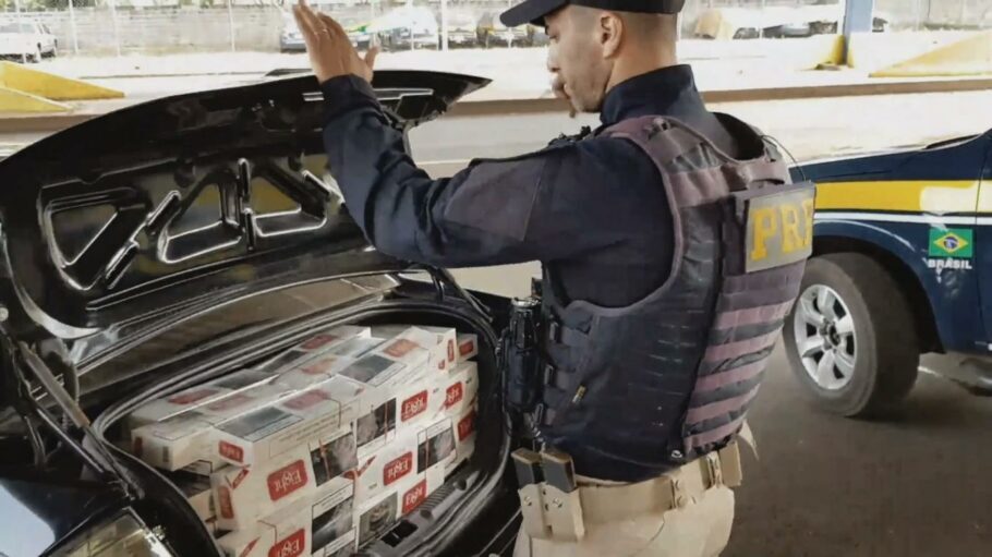 Carro lotado de caixas de cigarro contrabandeado do Paraguai