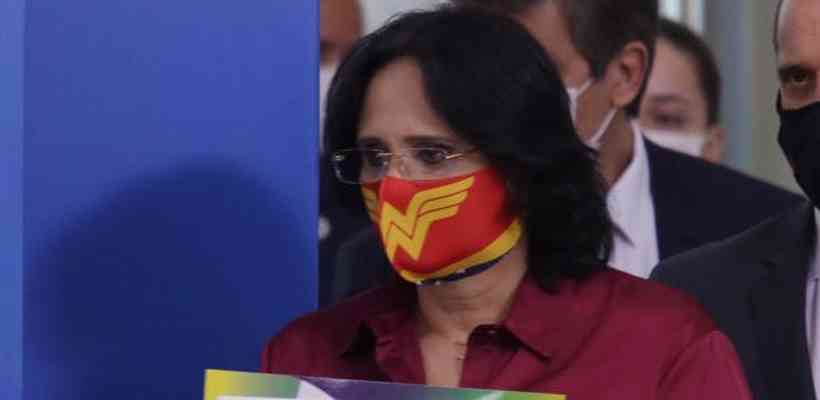 Damares contraria Bolsonaro e usa máscara de Mulher Maravilha