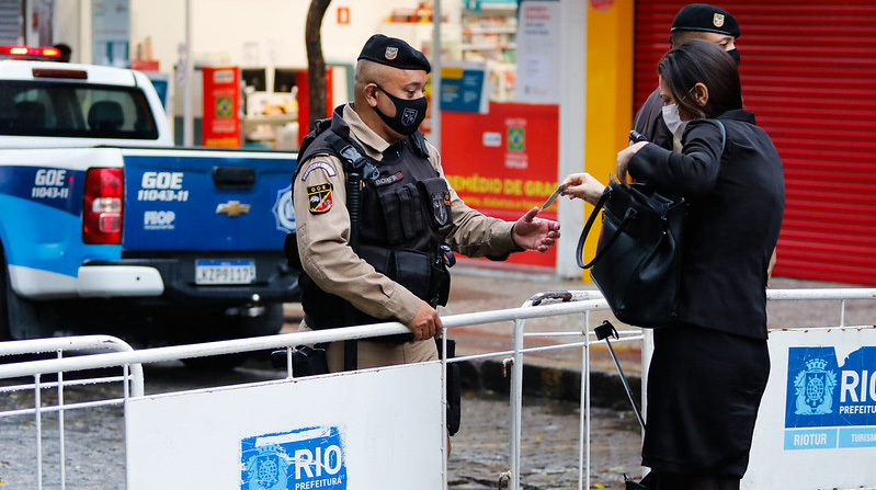Guarda Municipal faz bloqueio em rua do centro do Rio de Janeiro. Cidade está com medidas restritivas contra o novo coronavírus