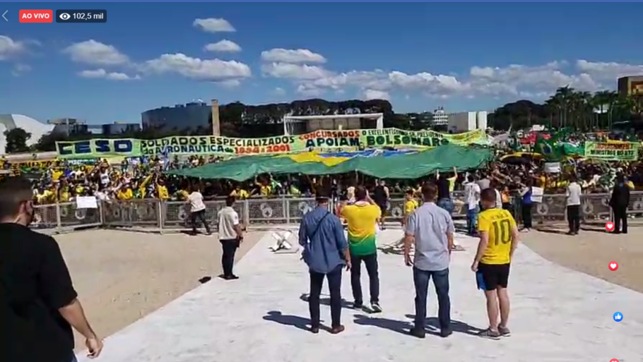 Bolsonaro apoia manifestação pró-governo em Brasília com milhares de pessoas aglomeradas.