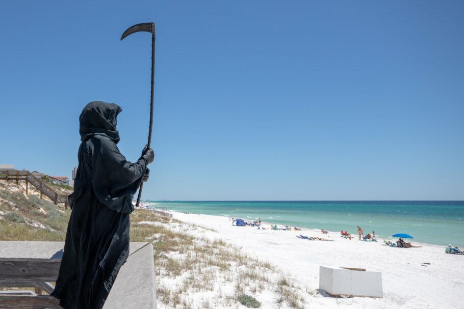  O advogado Daniel Uhlfelder está percorrendo algumas praias da Flórida fantasiado de “morte”