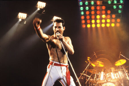 O lendário Freddie Mercury é relembrado em show tributo exibido no YouTube do Queen