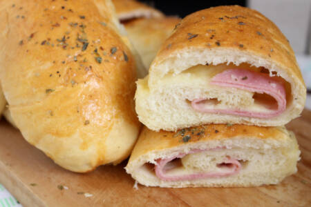 A gente sabe que todo mundo está fazendo pão em casa e para te dar mais uma opção gostosa o canal Receitas que amo vai nos ensinar a fazer enroladinho de presunto e queijo.