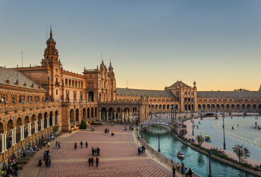 Vista da Plaza Mayor de Sevilha; Espanha vai reabrir o país ao turismo em julho
