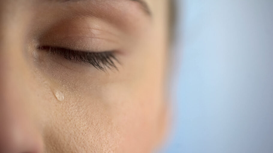 Estudo descobre que lágrimas podem conter o vírus causador da covid-19