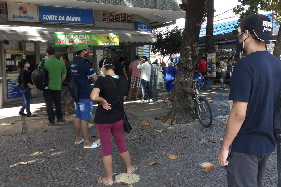 Movimento em casa lotérica na Barra da Tijuca, zona oeste do Rio