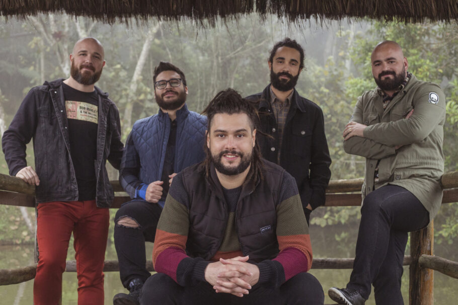 Maneva é formada por Diego Andrade (percussão e vocal), Tales de Polli (Voz e guitarra), Felipe Sousa (guitarra), Fernando Gato (baixo) e Fabinho Araújo (bateria)