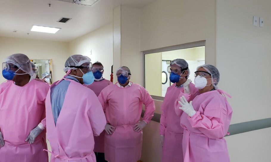 Ministro da Saúde, Nelson Teich, durante visita ao Hospital Geral de Bonsucesso, na zona norte do Rio no último sábado