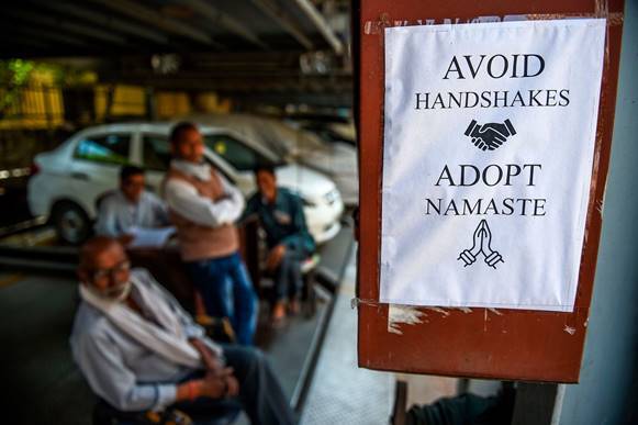 Um sinal dos tempos em Nova Deli: o namastê sem contato físico serve como proteção espiritual — e pode ajudar a conter a propagação da covid-19