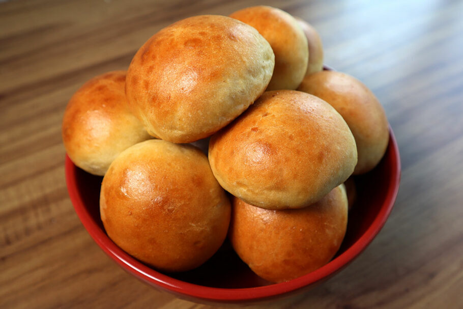 Pão de batata com requeijão fresquinho, feito em casa