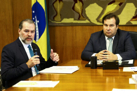 O presidente do Supremo Tribunal Federal, Dias Toffoli, e o presidente da Câmara dos Deputados, Rodrigo Maia, durante reunião no Congresso