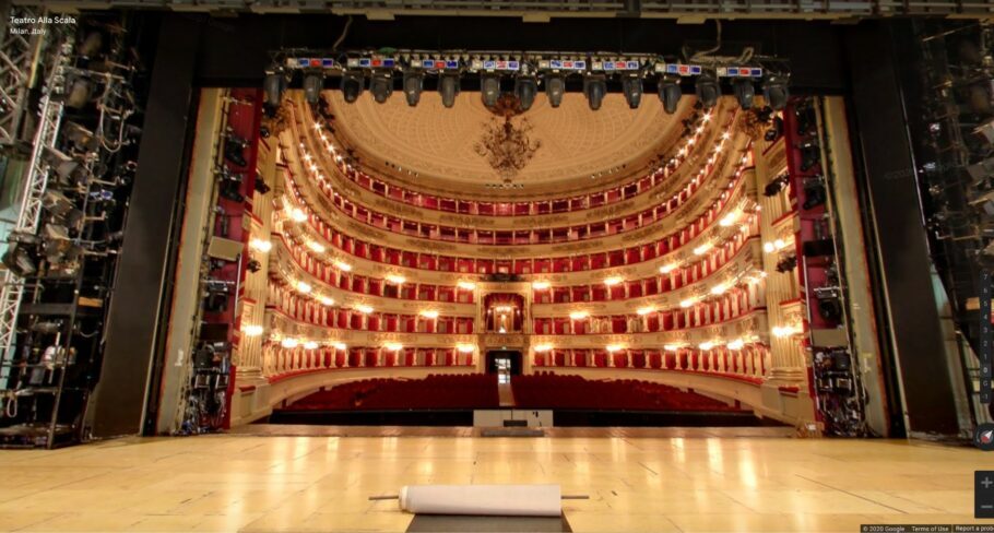 A plateia com seus balcões vista do palco do Teatro La Scala, em Milão