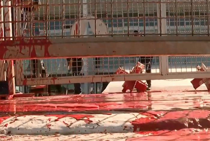 Lata de tinta vermelha foi arremessada por manifestantes, em ato contra o governo do presidente Jair Bolsonaro