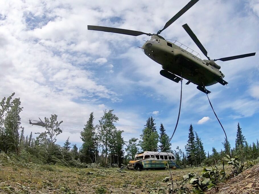Helicóptero da Guarda Nacional americana remove o ônibus famoso pelo livro e filme “Na Natureza Selvagem”, no Alasca