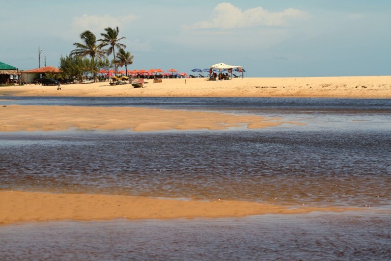 Encontro do rio com o mar, em Barra do Camaratuba, na Paraíba