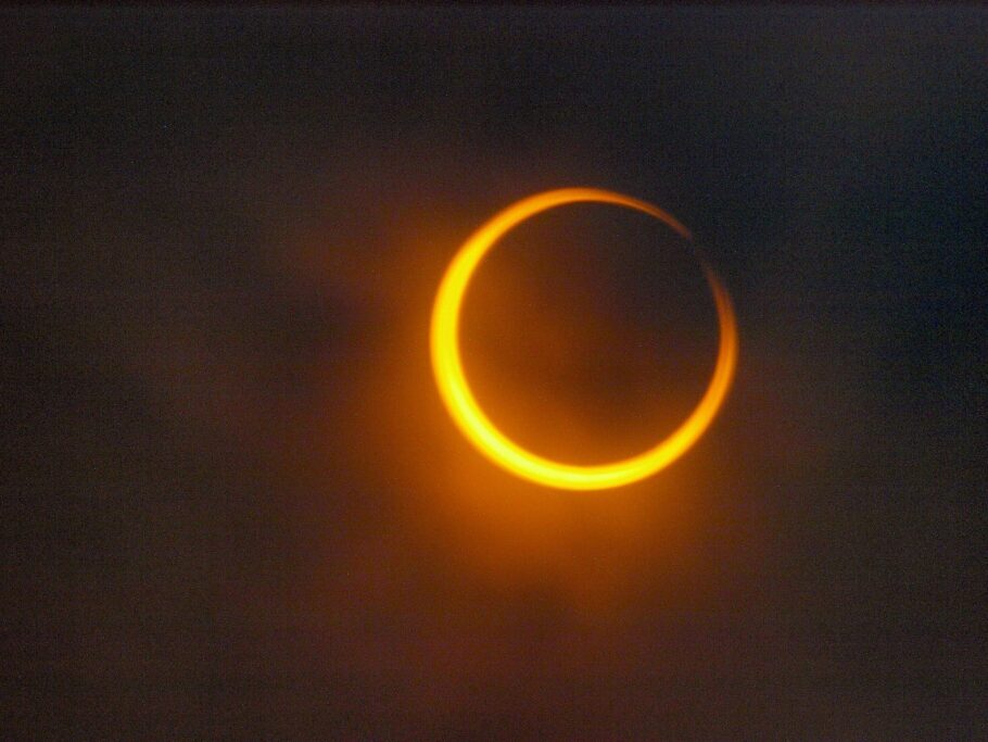 Eclipse solar com ‘anel de fogo’ será transmitido ao vivo neste domingo
