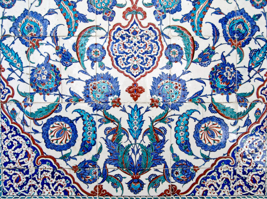Detalhes dos azulejos İzni, que decoram o túmulo da sultão Murad III, em Istambu