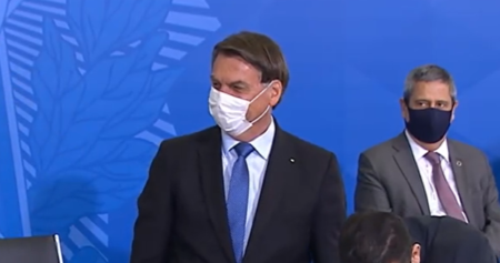 Bolsonaro confirmou que está com febre e foi ao hospital fazer o teste de covid