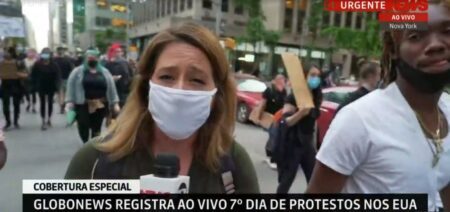 Carolina Cimenti sendo interrompida por um manifestante ao vivo