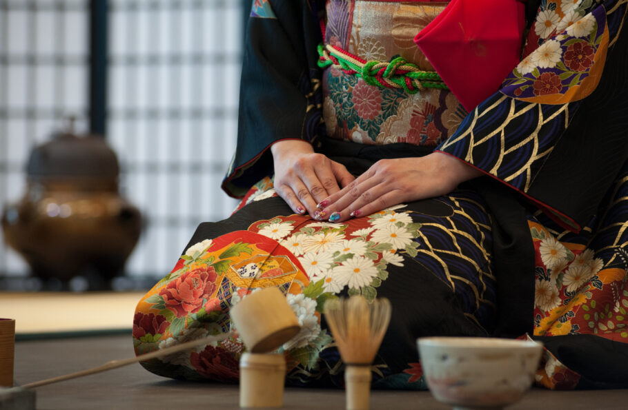 A cerimônia do chá remonta a um antigo ritual zen budista difundido no Japão no século 12