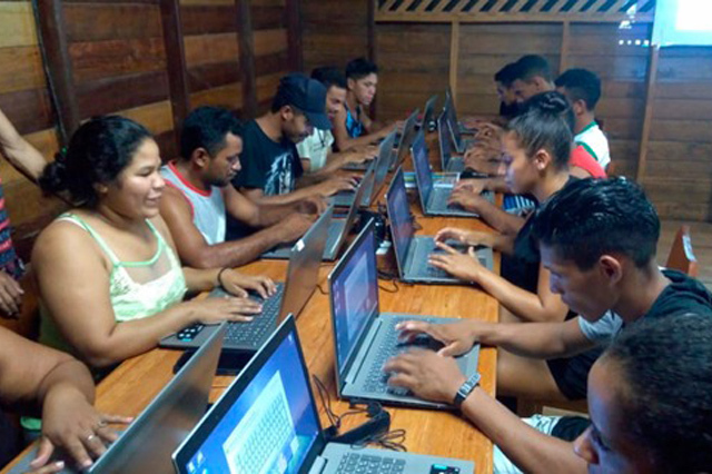 Alunos de escola no interior do Amazonas têm sala com acesso à internet