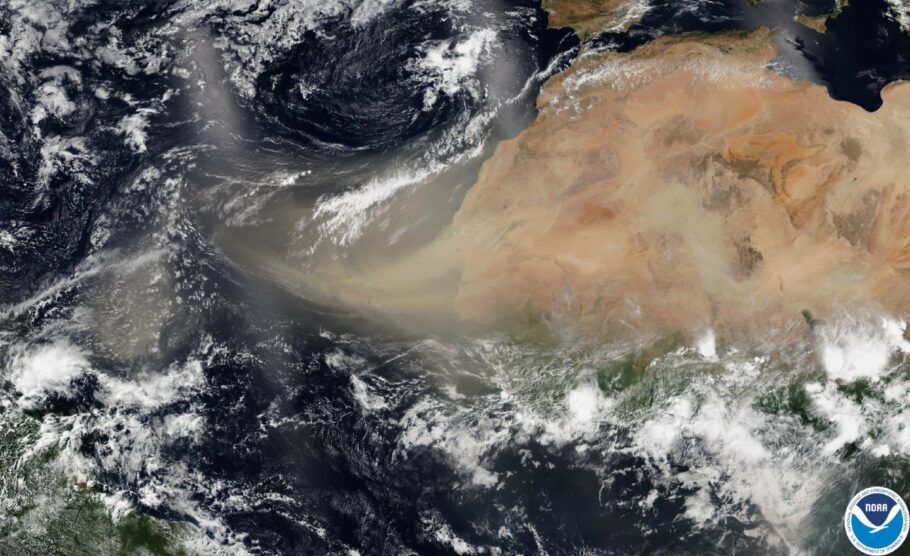  Imagem de satélite mostra a nuvem de poeira Godzilla sobre o Caribe seguindo em direção ao sul dos EUA