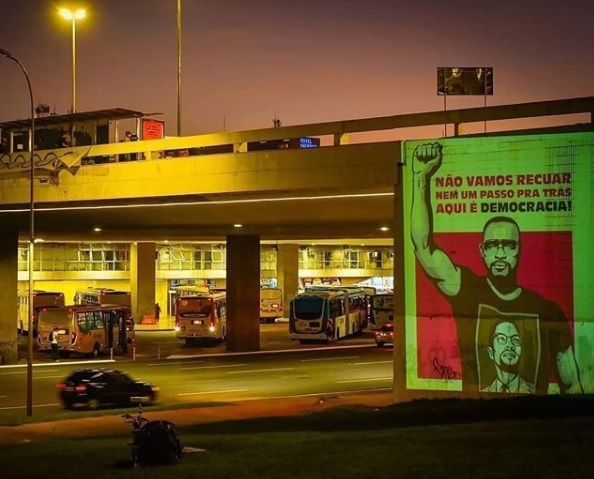 Projeção em Brasília (DF) lembra ato protagonizado por Emerson Osasco durante protesto na Paulista – Instagram/Reprodução