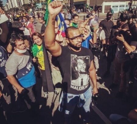Emerson em ato que se tornou símbolo dos movimentos por democracia em todo o país – Instagram/Reprodução