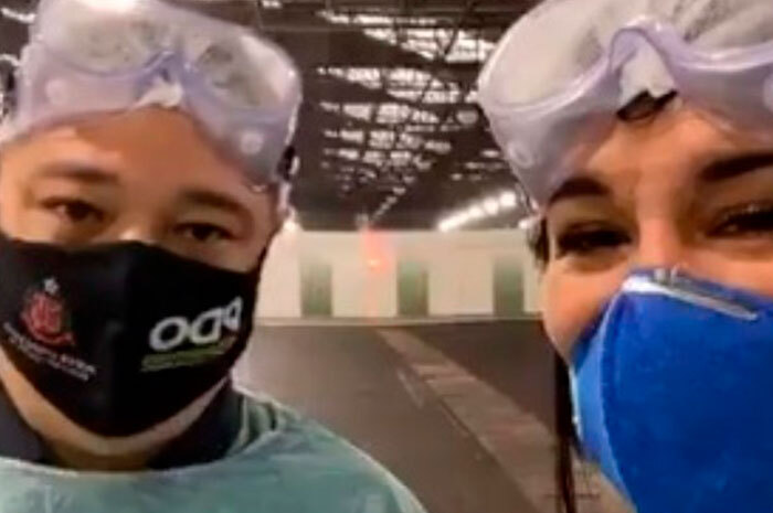 Os deputados Marcio Nakashima e Asriana Borgo fazem selfie dentro de hospital
