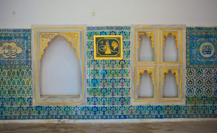 Detalhes dos azulejos de uma das áreas do palácio Topkapi, em Istambul
